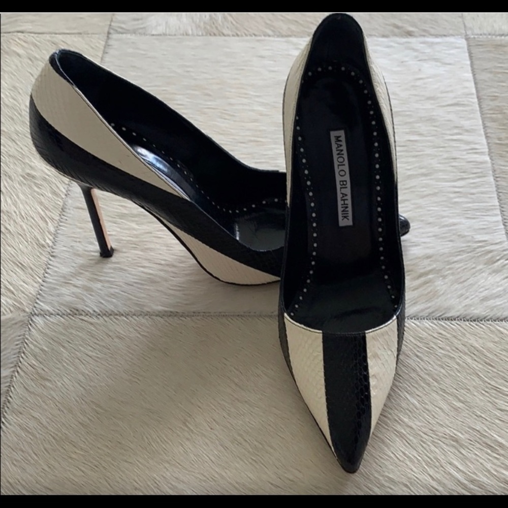 MANOLO BLAHNIK. REAL PYTHON.35.5 legs for days!!!
